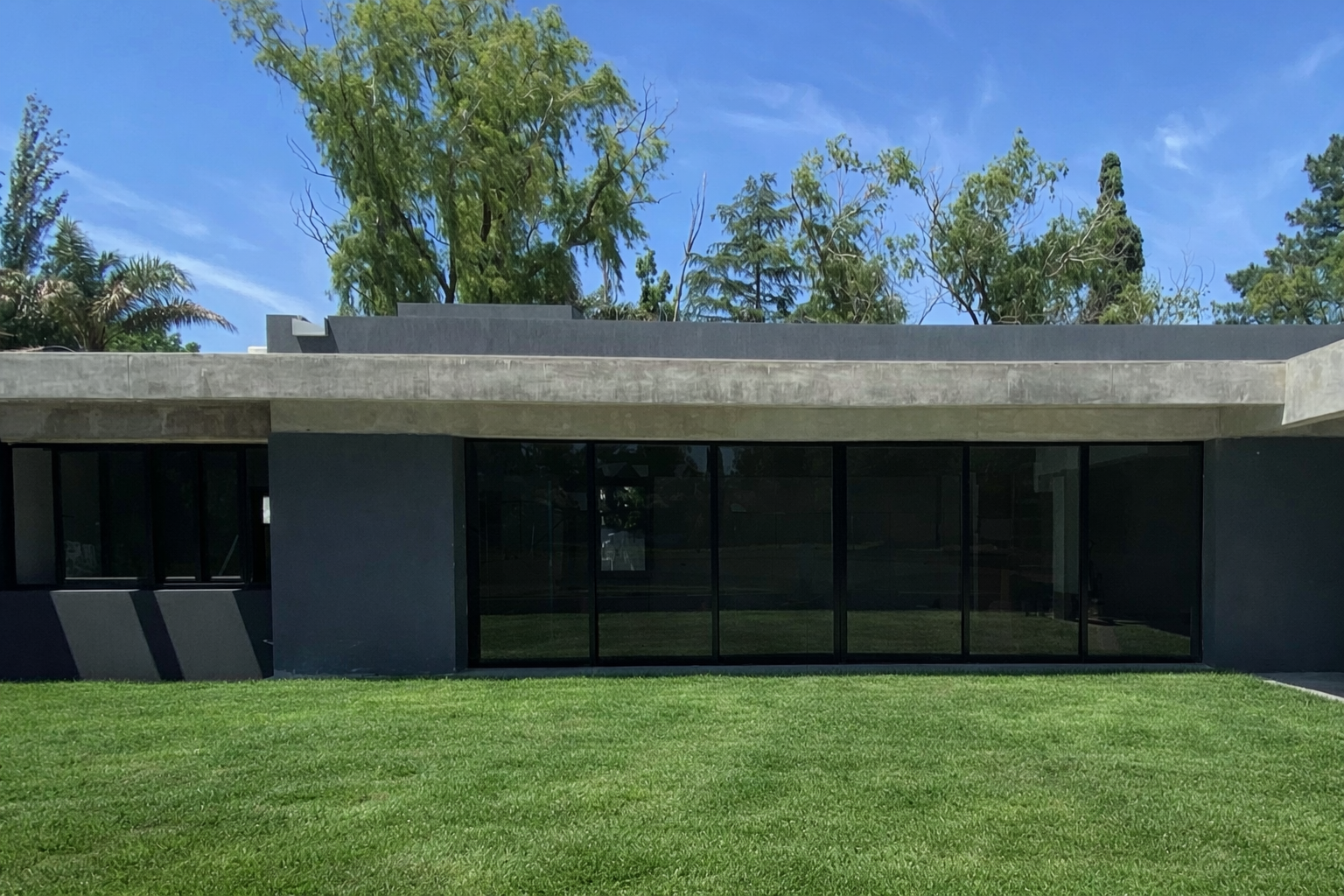 Casa moderna con cerramientos piso-techo