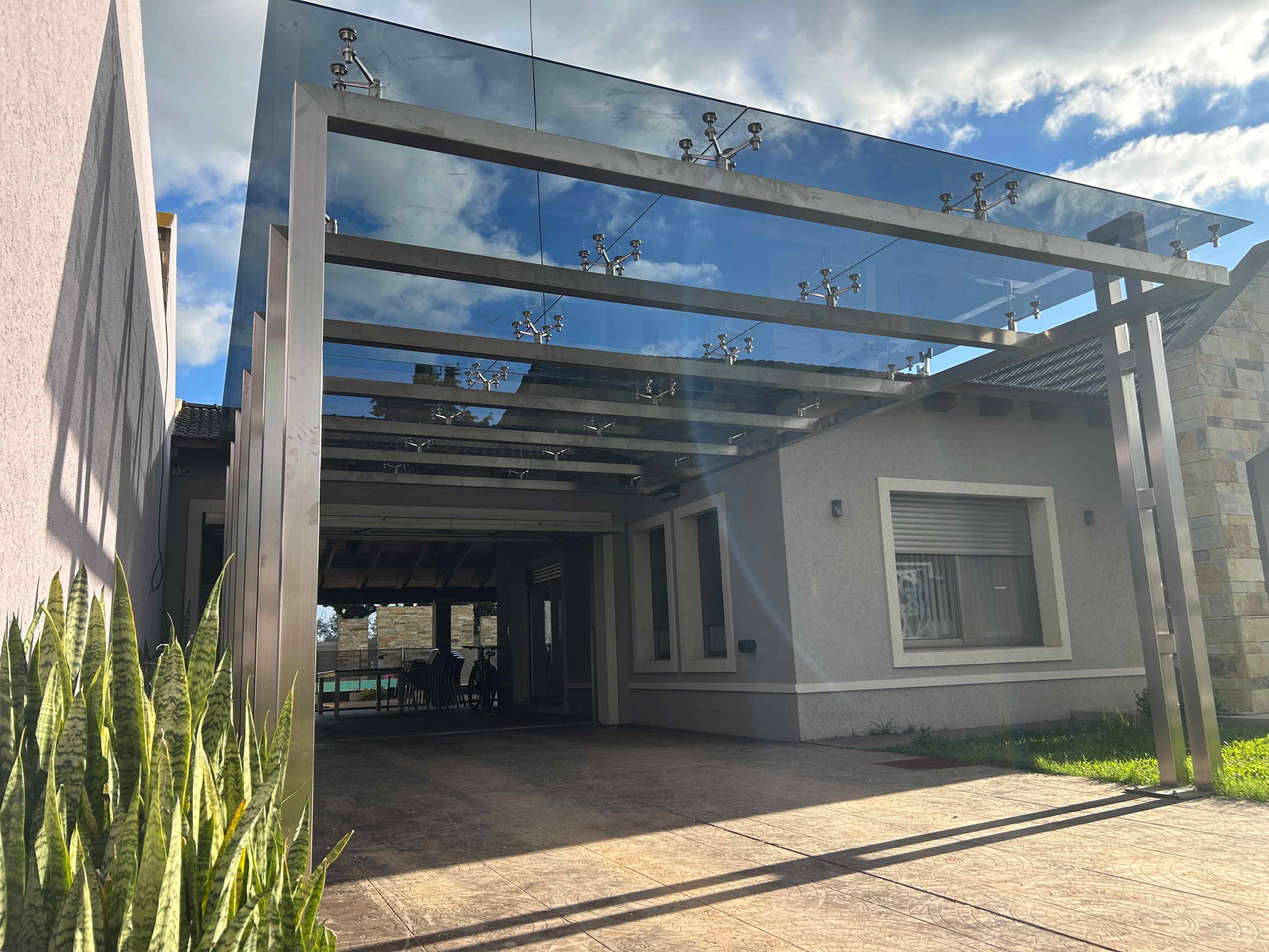 Techo vidriado con estructura de acero inoxidable