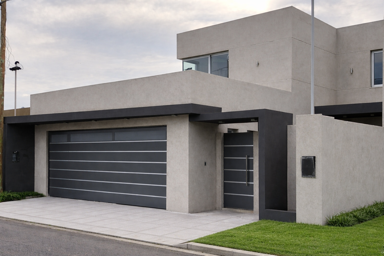 Frente de vivienda con portón y puerta peatonal