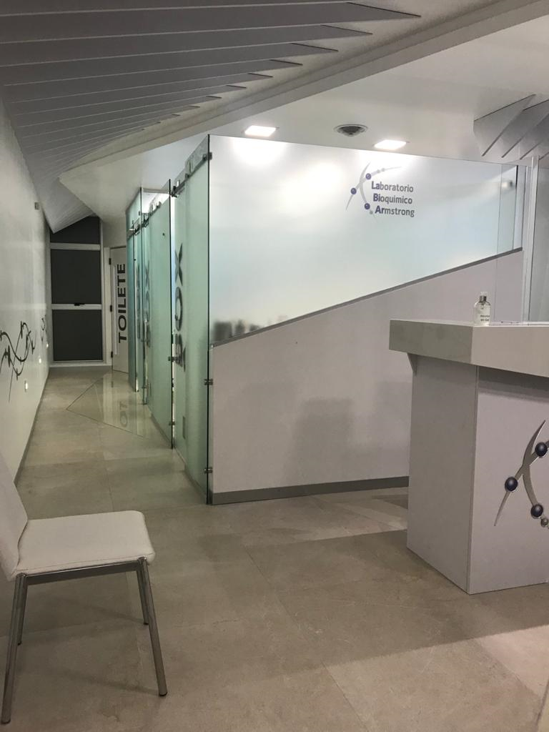 Interior comercial con divisores de vidrio