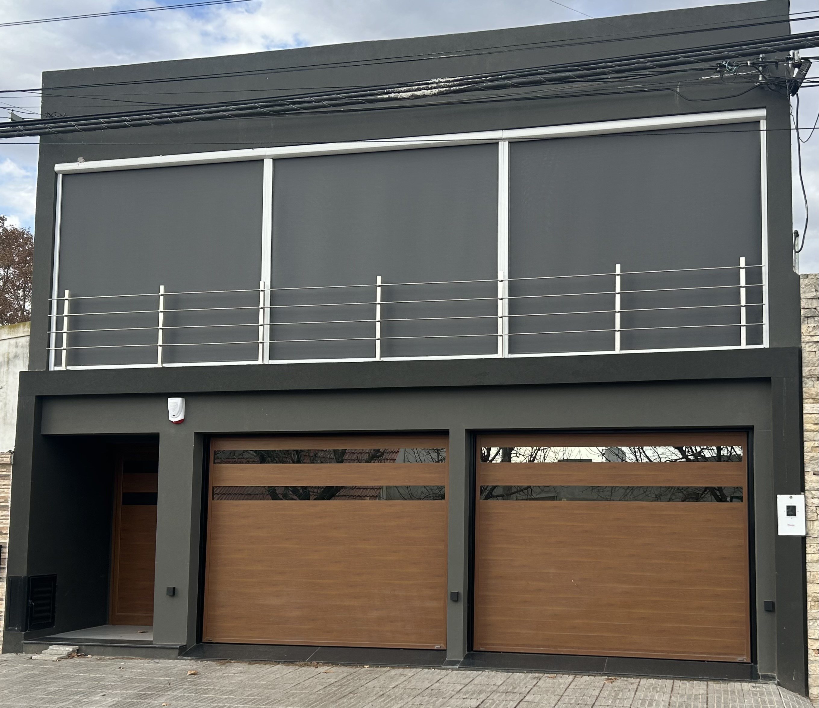 Edificio con portones de madera y barandas